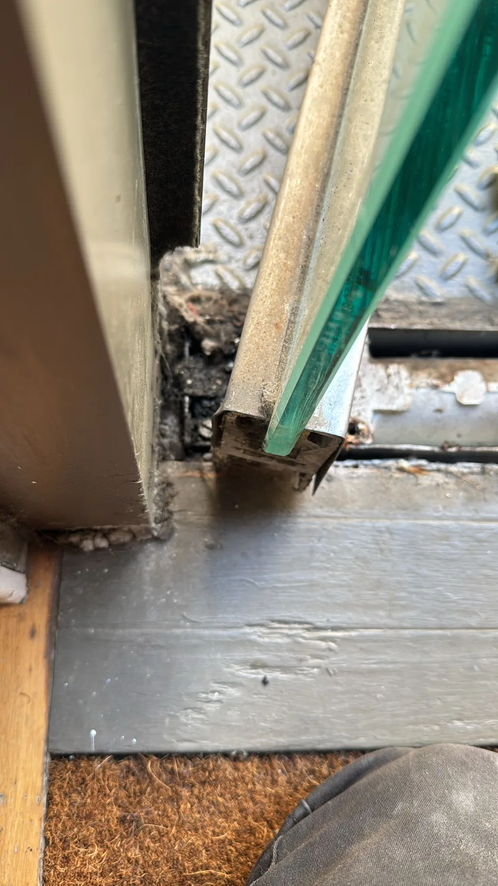 Floor door closer hinge detail
