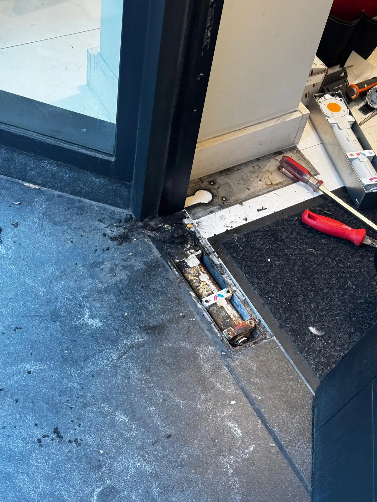 Storefront door floor closer service