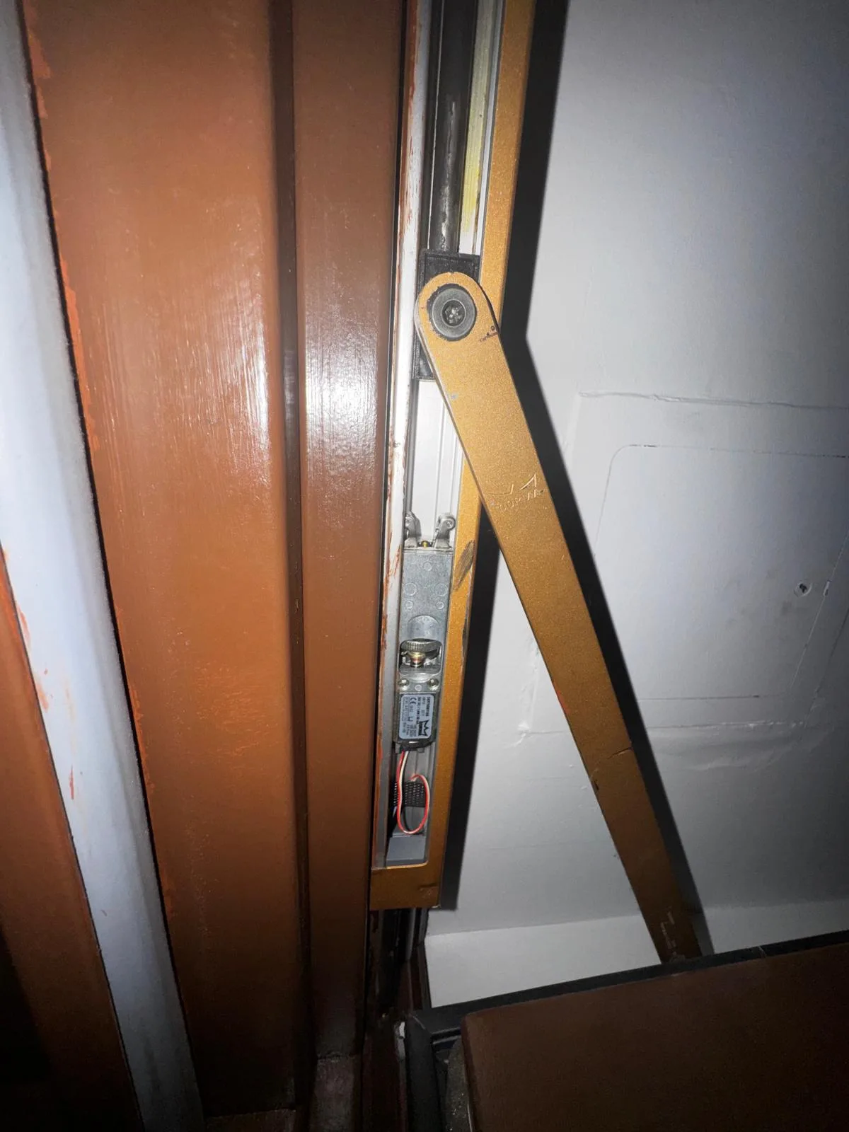 Wooden door edge with closer arm