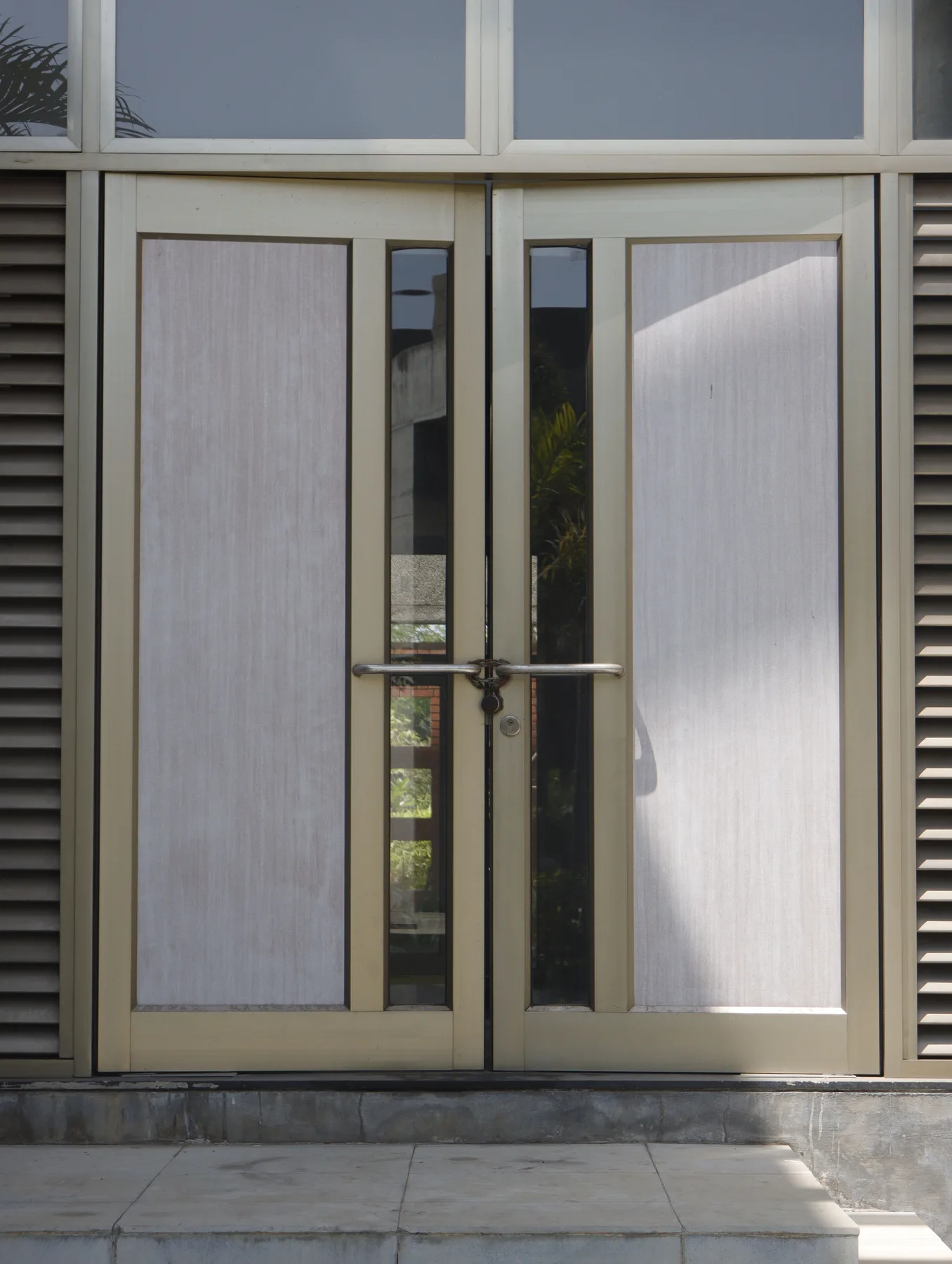 Glass commercial entry door