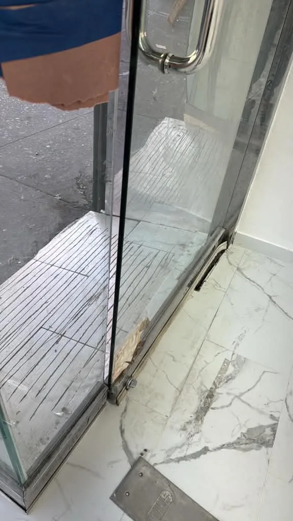 Glass door bottom fitting repair