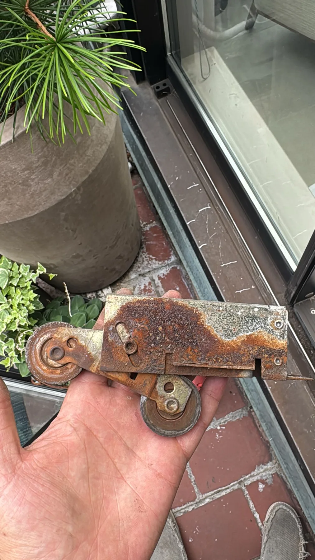 Sliding door roller wheel component