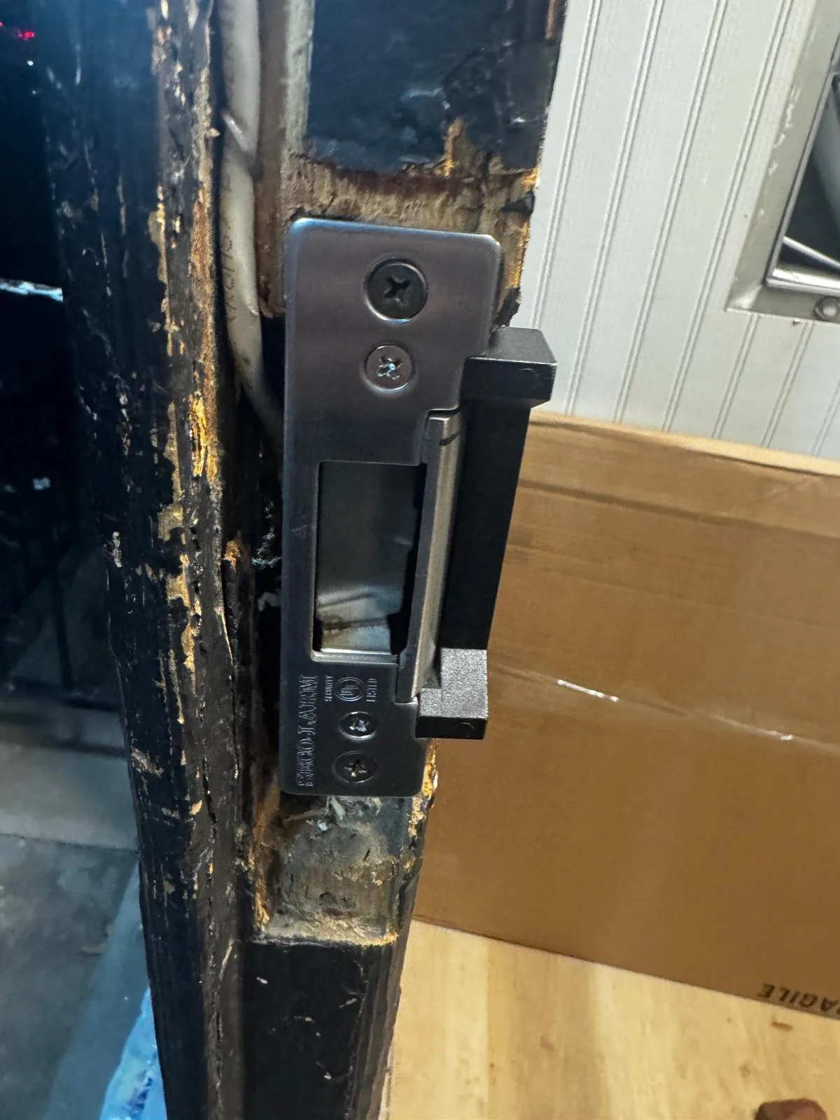 Commercial door electric strike assembly